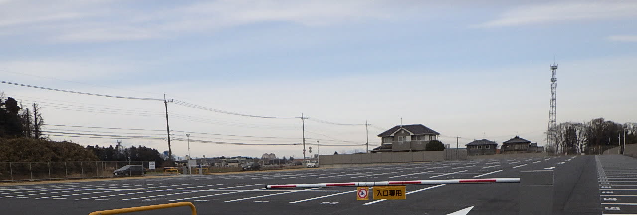 区画線と車止めを据えた駐車場