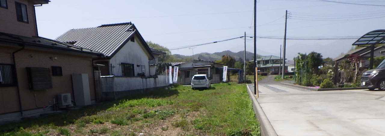 着工前。草地と砂利道だった土地